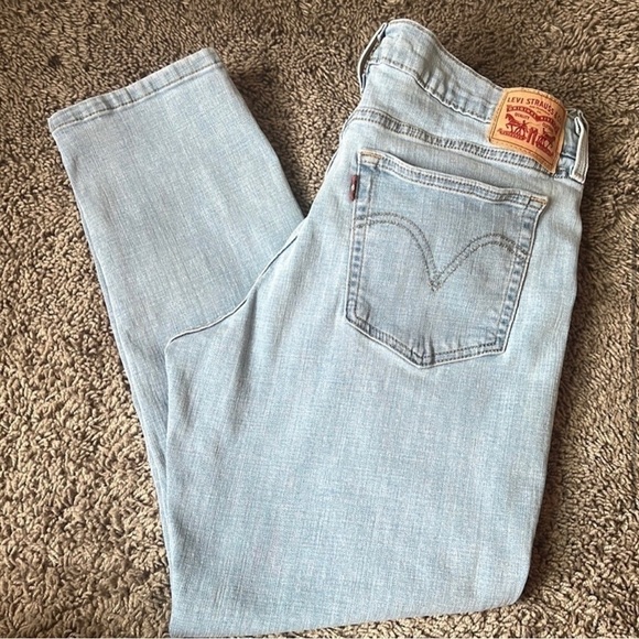 3/$15 ☮️ Levi’s Light Wash Denim Boyfriend Jeans - Picture 3 of 8